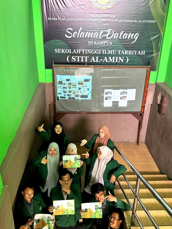 Mahasiswa STIT Al-Amin di lingkungan kampus